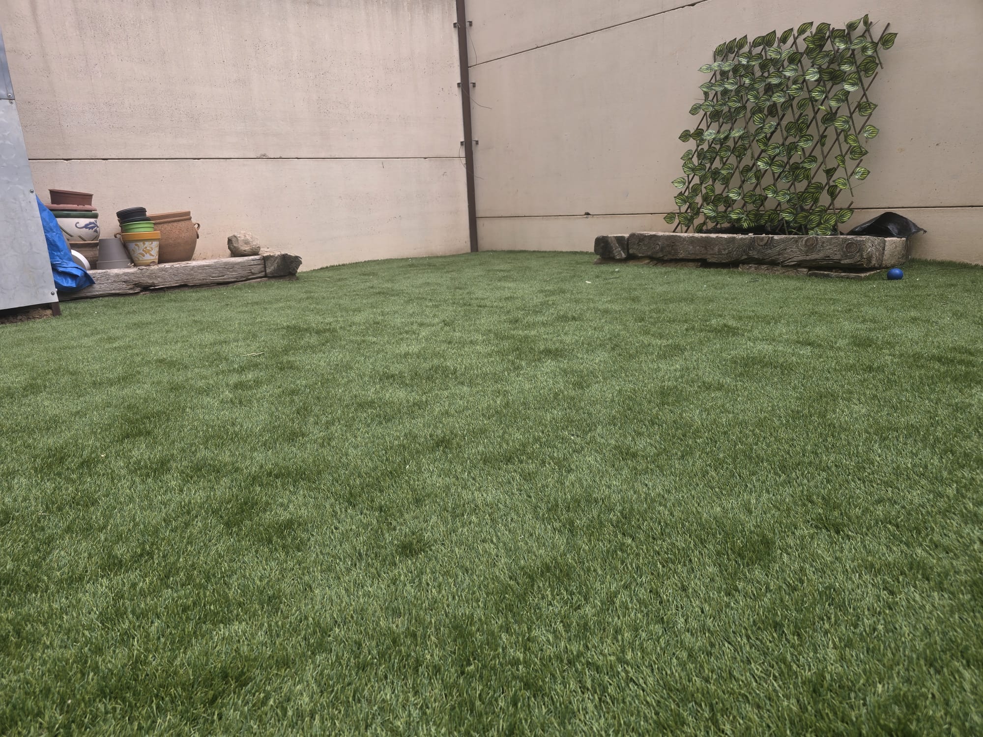 Mantenimiento de césped artificial en terraza